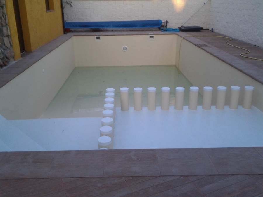 Proyecto de de piscina con zona de niños con cambio de color  
