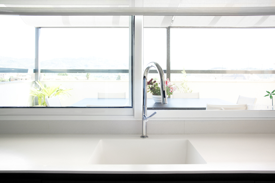 Cocina estilo nórdico con vistas al exterior