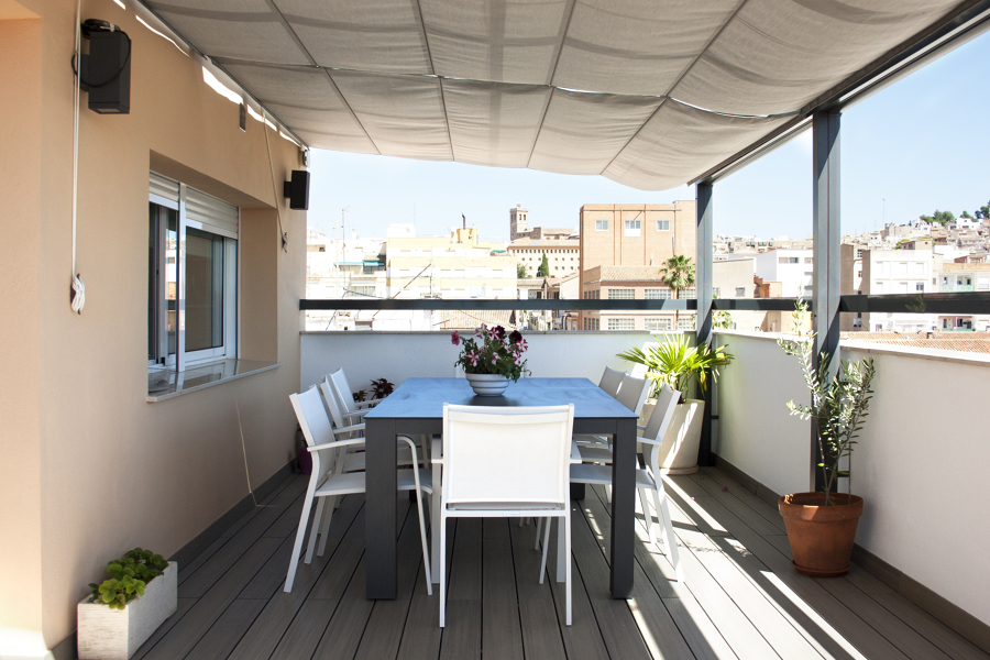 Terraza cubierta por toldos