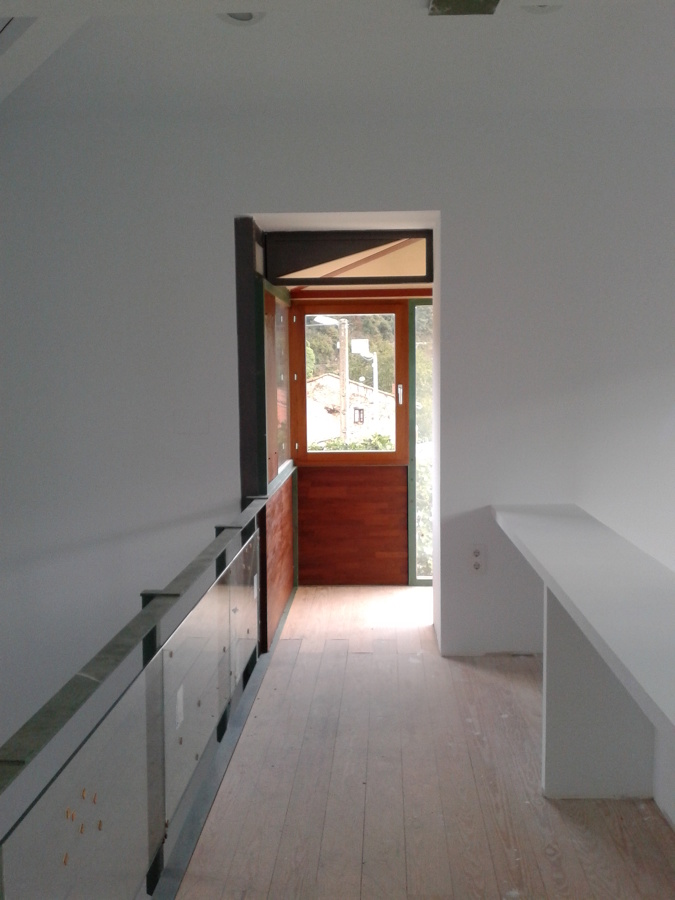 Puente de paso en doble altura hacia la galería