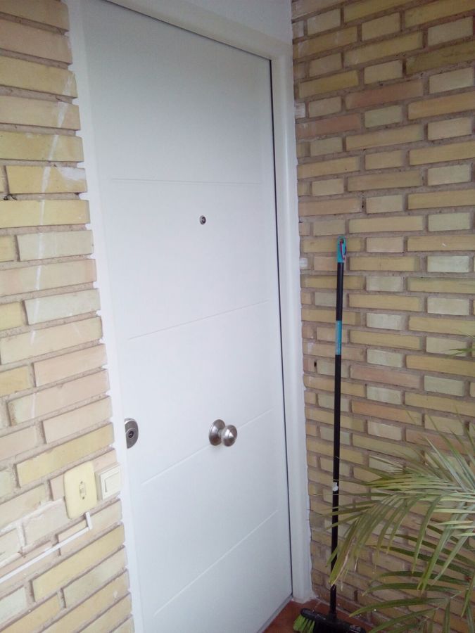 puera de entrada blindada desde la calle