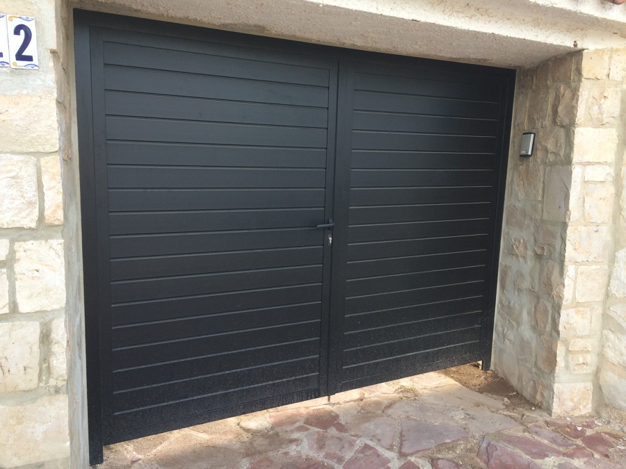 puerta abatible aluminio con lamas machambradas