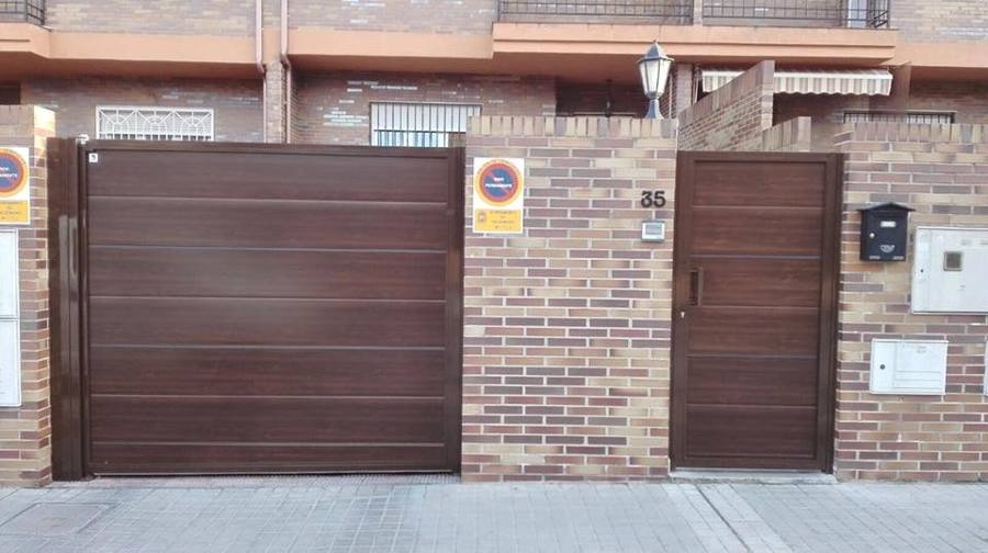 PUERTA ABATIBLE CON PEATONAL A JUEGO