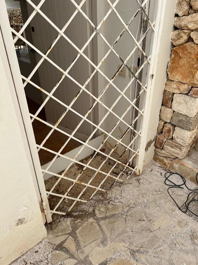 puerta acceso deteriorada