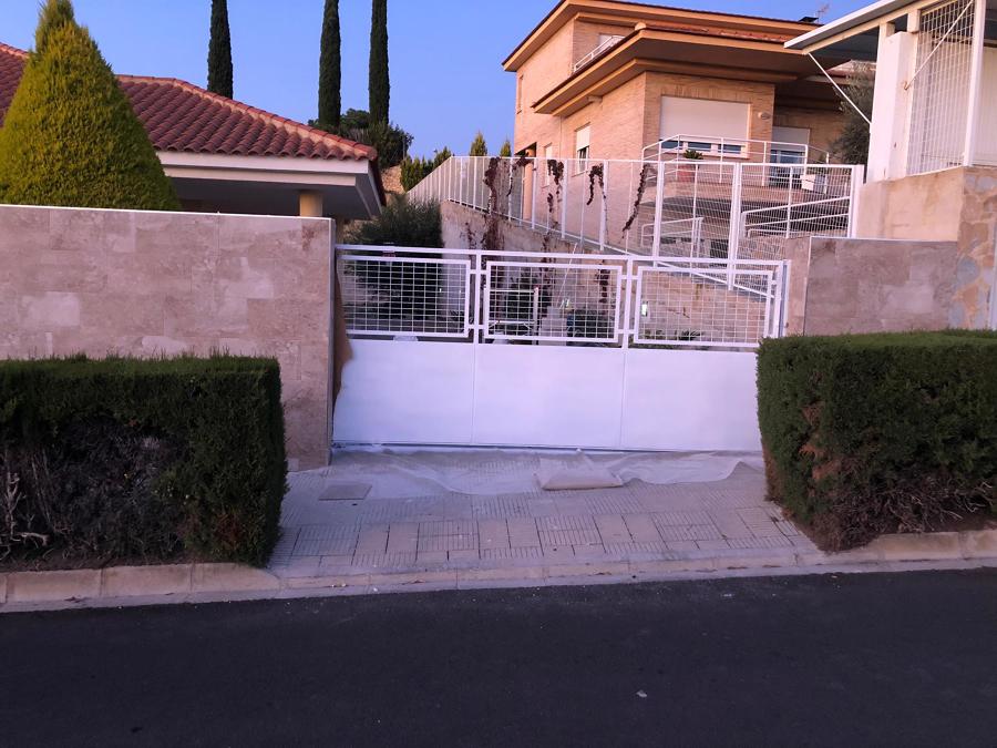 Puerta acceso vehiculos acabada