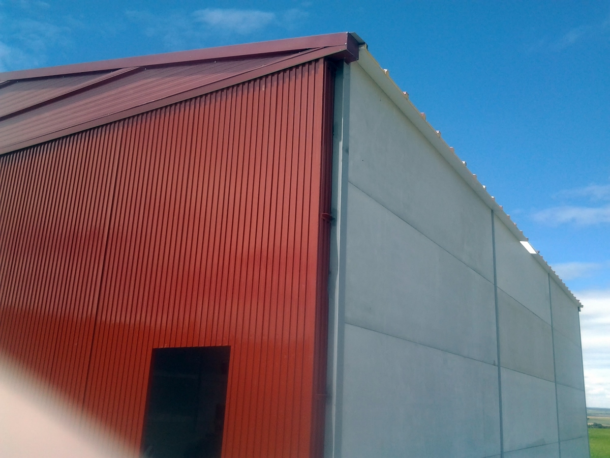 Puerta acceso y cubierta.