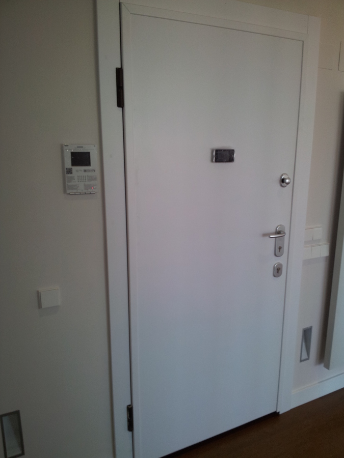 puerta acorazada dierre lacada con mirilal electrónica