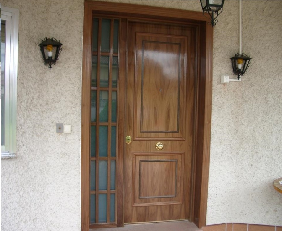 Puerta Acorzada decorada estilo clásico
