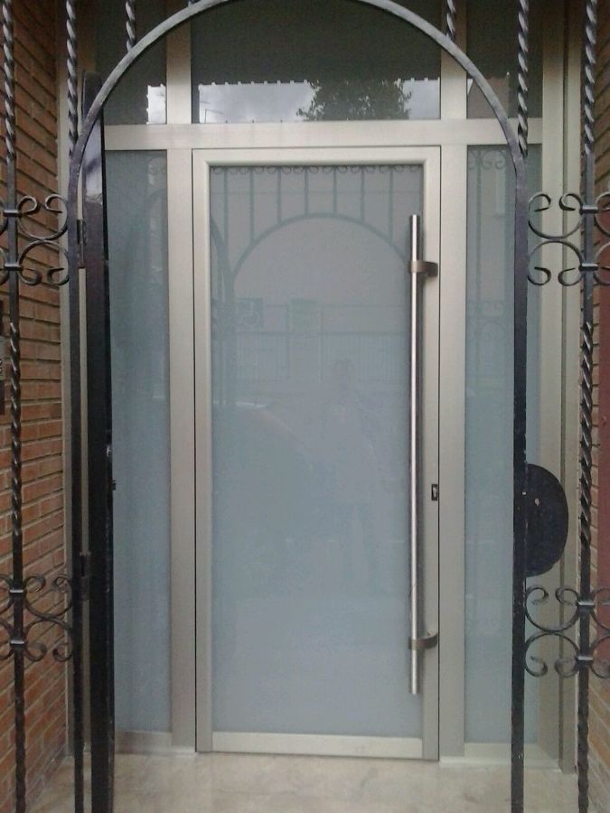 puerta aluminio con cristal de seguridad entrada patio