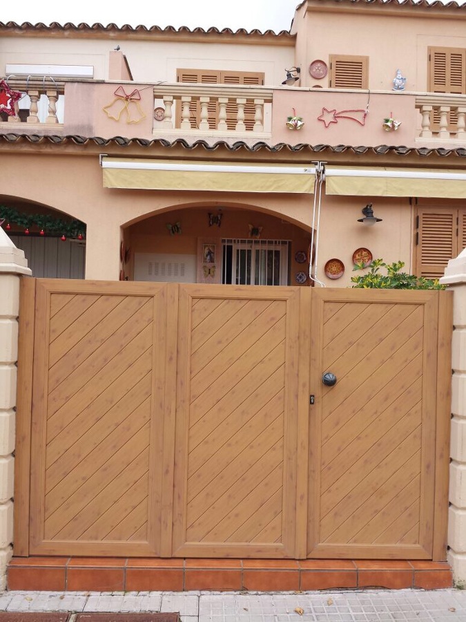 Puerta aluminio imitación madera