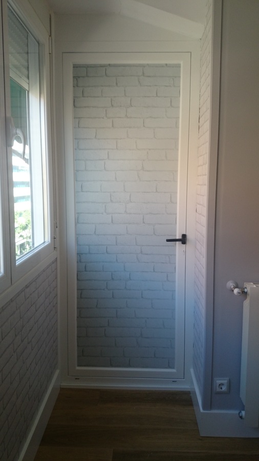 Puerta aluminio simulada