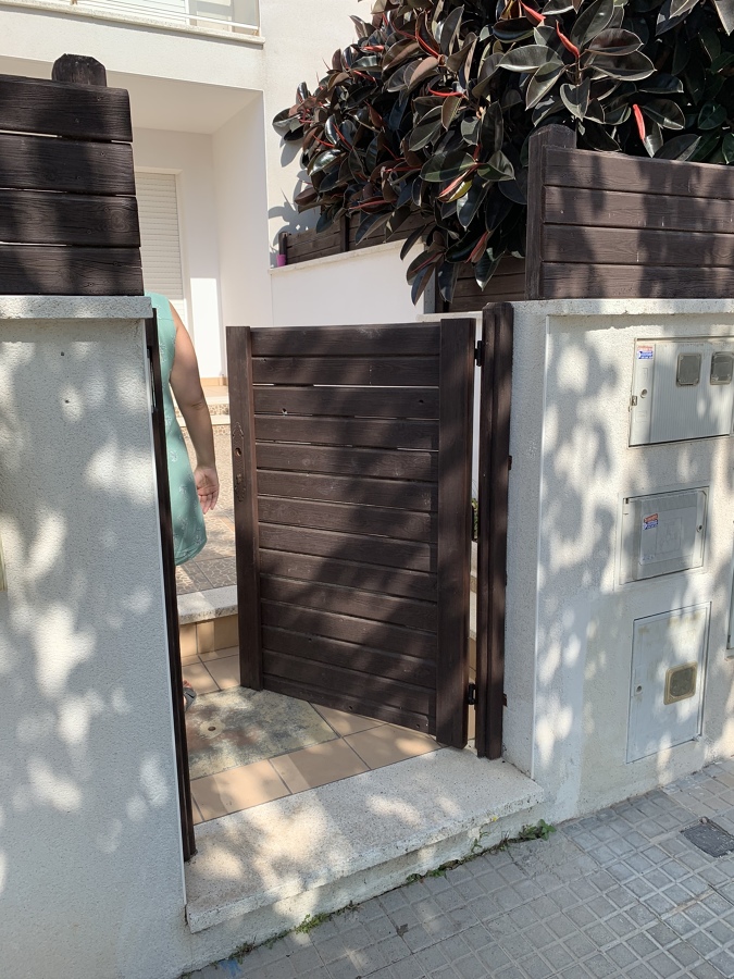 Puerta antes, rozando el suelo al abrir