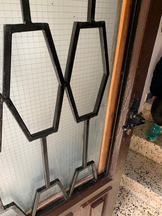 Puerta antigúa con la reja que tuvimos que aprovechar. Cerradura de baja seguridad