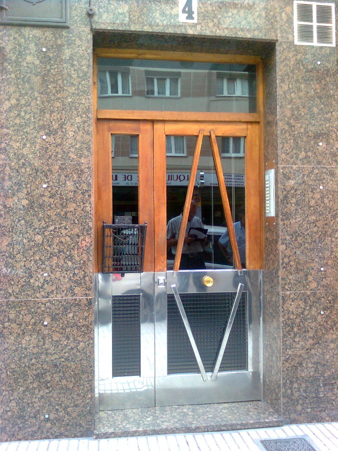 PUERTA ANTIGUA MADERA Y ALUMINIO