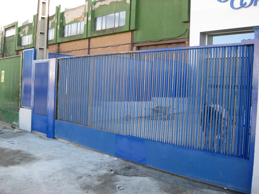 PUERTA AUTOMÁTICA CORREDERA DE VEHÍCULOS