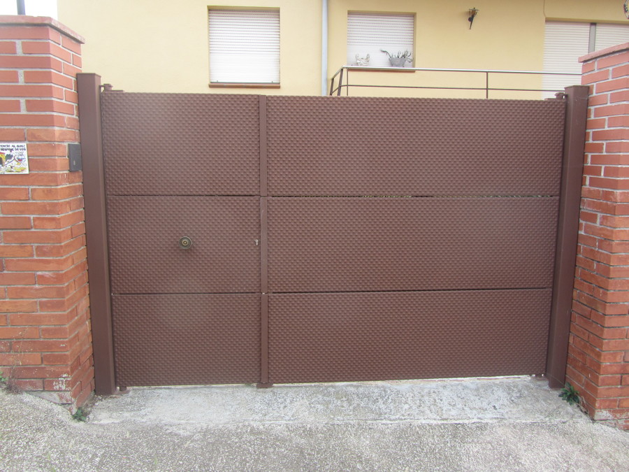 Puerta batiente con chapa plegada