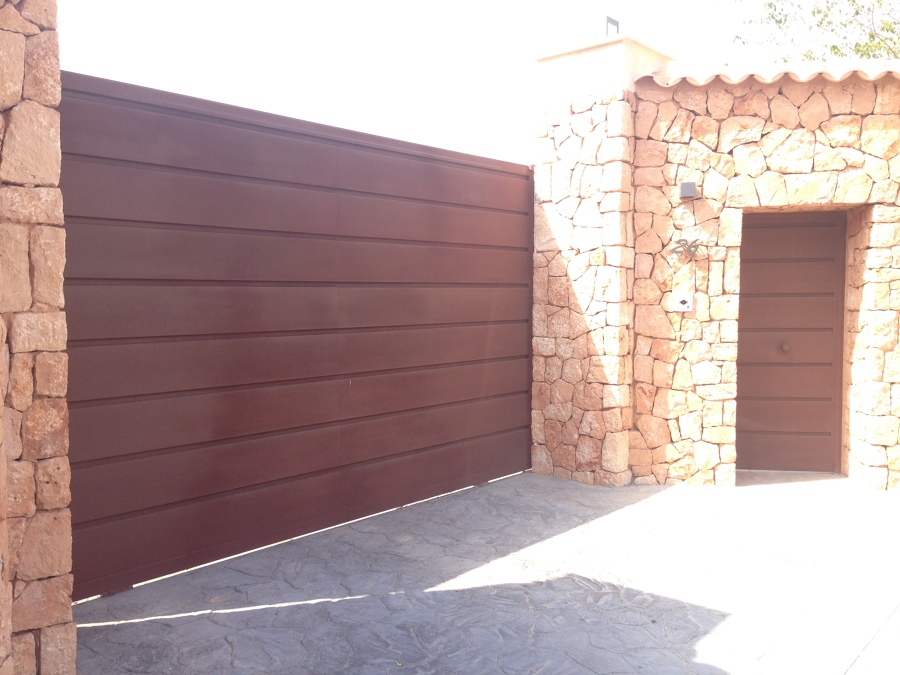 puerta cancela de vehículos motorizada y peatonal