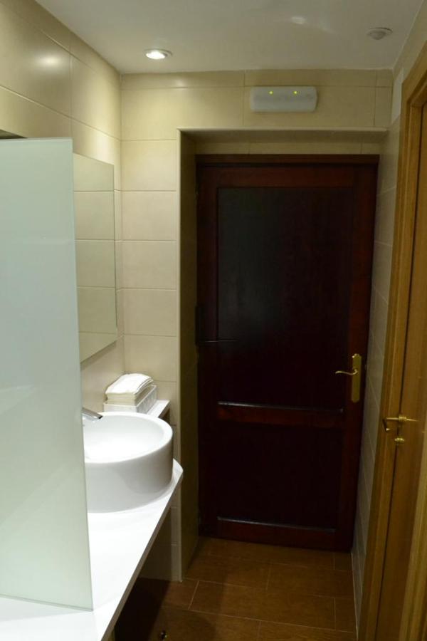 Puerta centenaria / lavabos de diseño