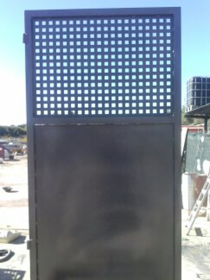 Puerta chapa perforada