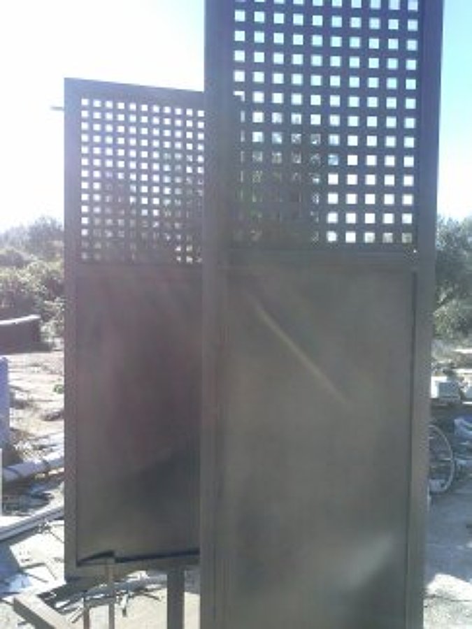 Puerta chapa perforada