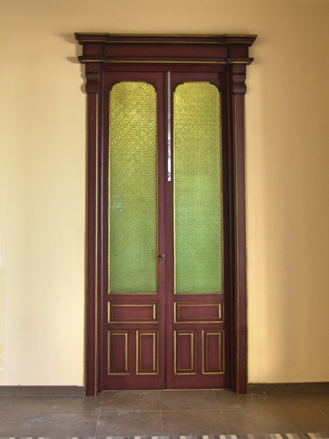 Puerta con dos hojas y cristalera