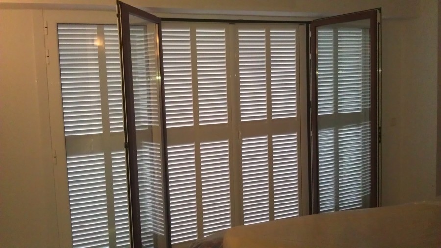 Puerta con persiana de cuatro hojas