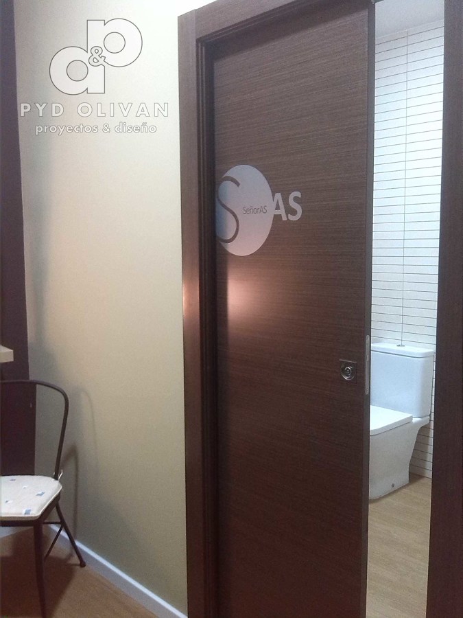 Puerta con señalética.