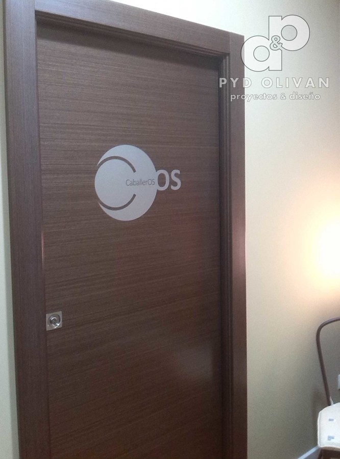 Puerta con señalética.