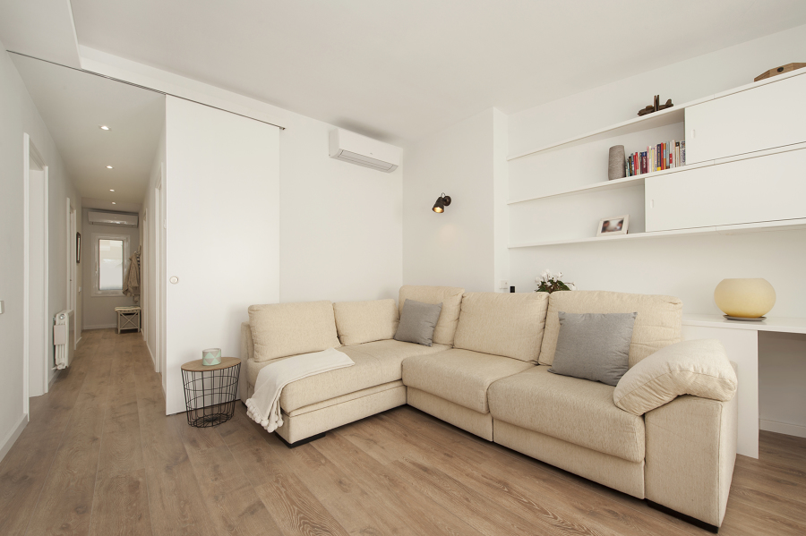 Puerta corredera abierta en el salón