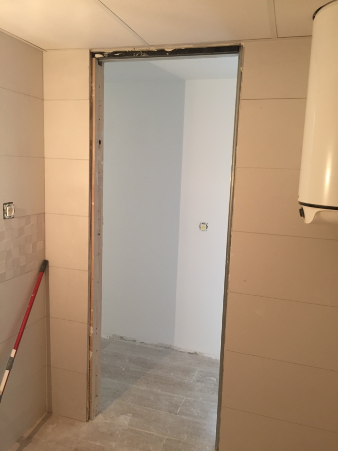 Puerta corredera baño antes de la instalación
