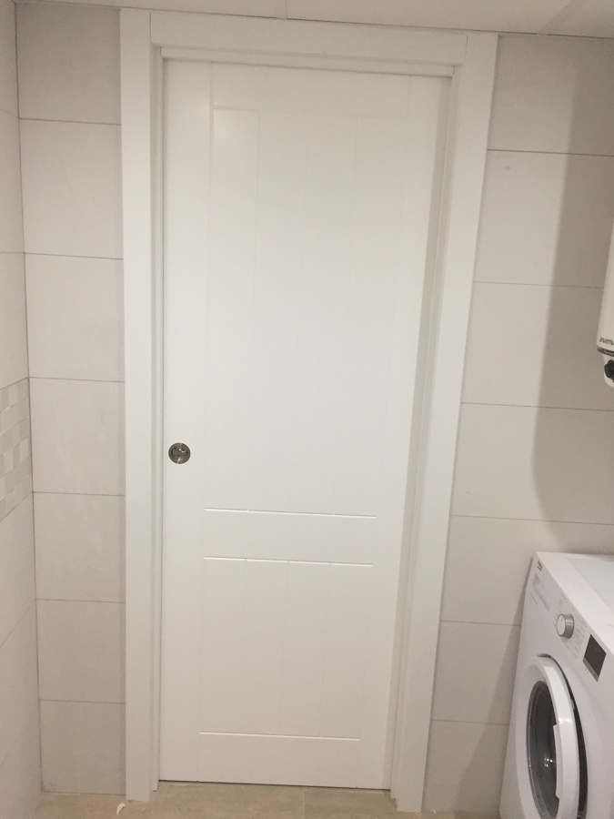 Puerta corredera con cierre de bloqueo