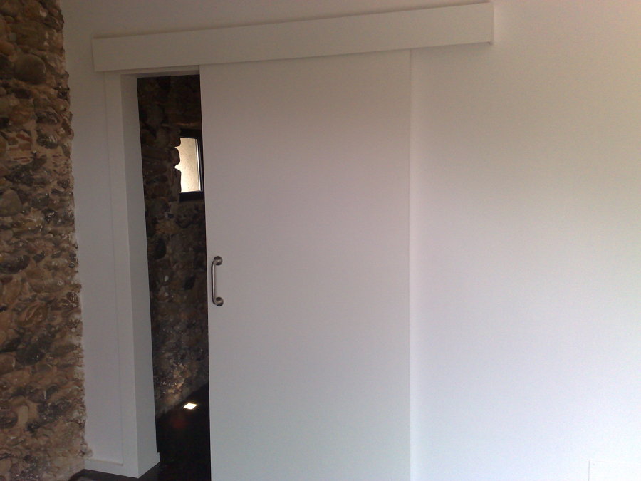 Puerta corredera con galería