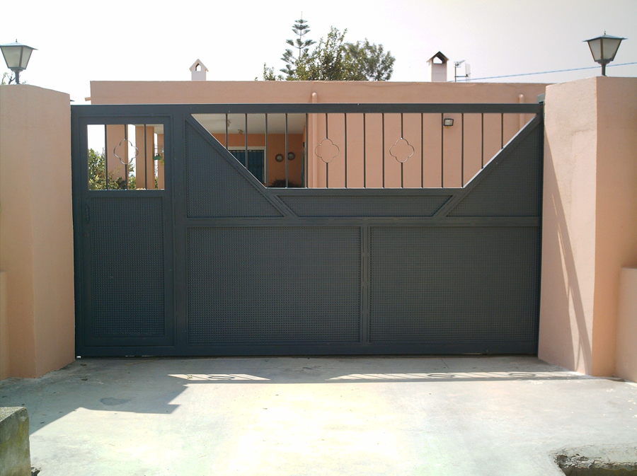 Puerta Corredera con Lateral Peatonal