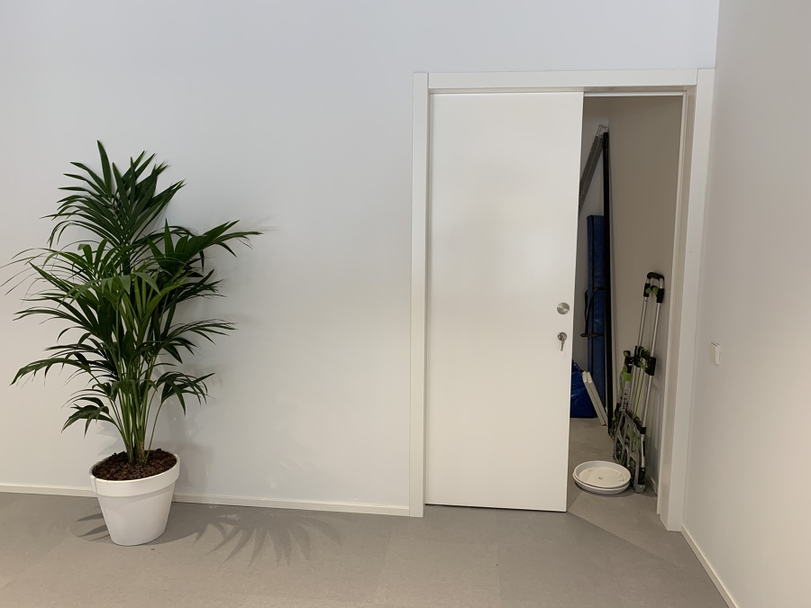 Puerta corredera de 130 cm ancho y con cerradura