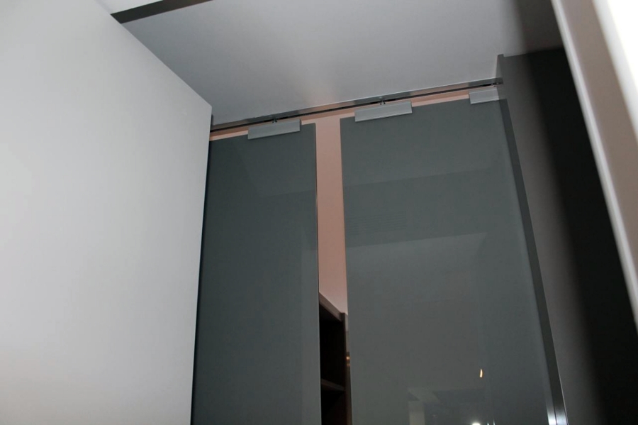 Puerta corredera de vidrio tintado