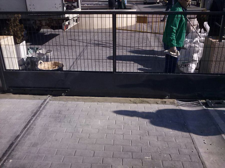 Puerta corredera del Consulado en Madrid