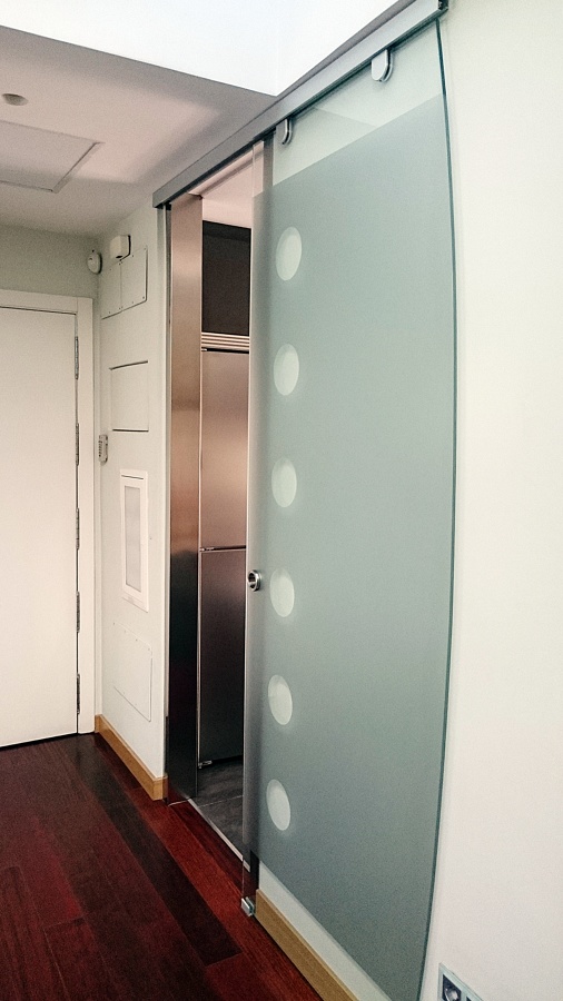 Puerta Corredera .Diseñada en  Pincel Cristal