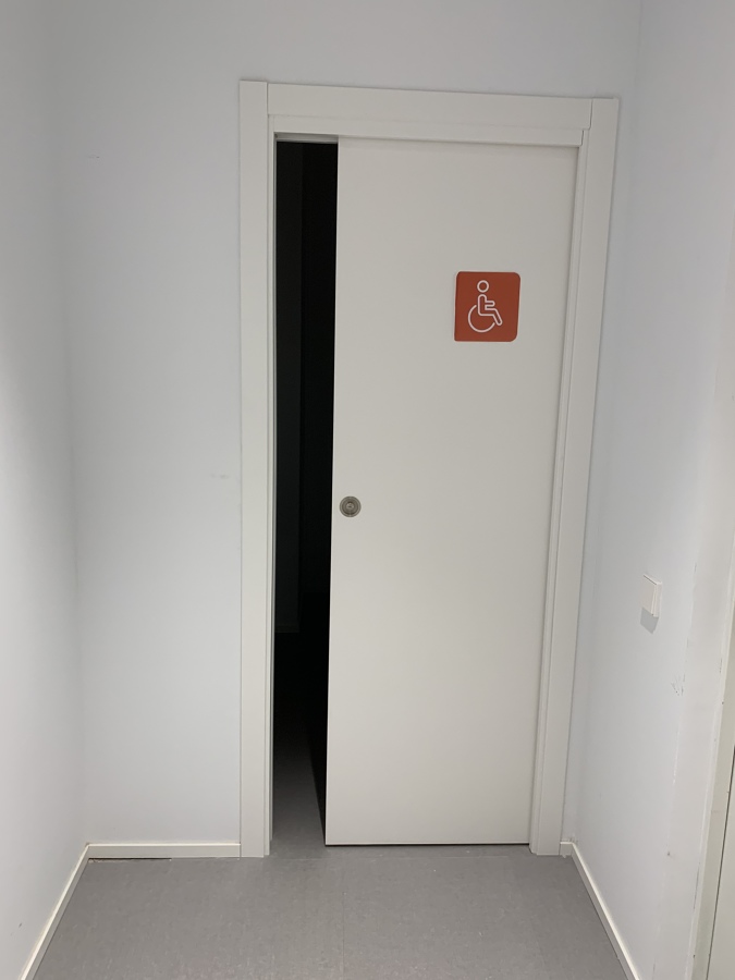 Puerta corredera embutida en tabique y con armazón metálico