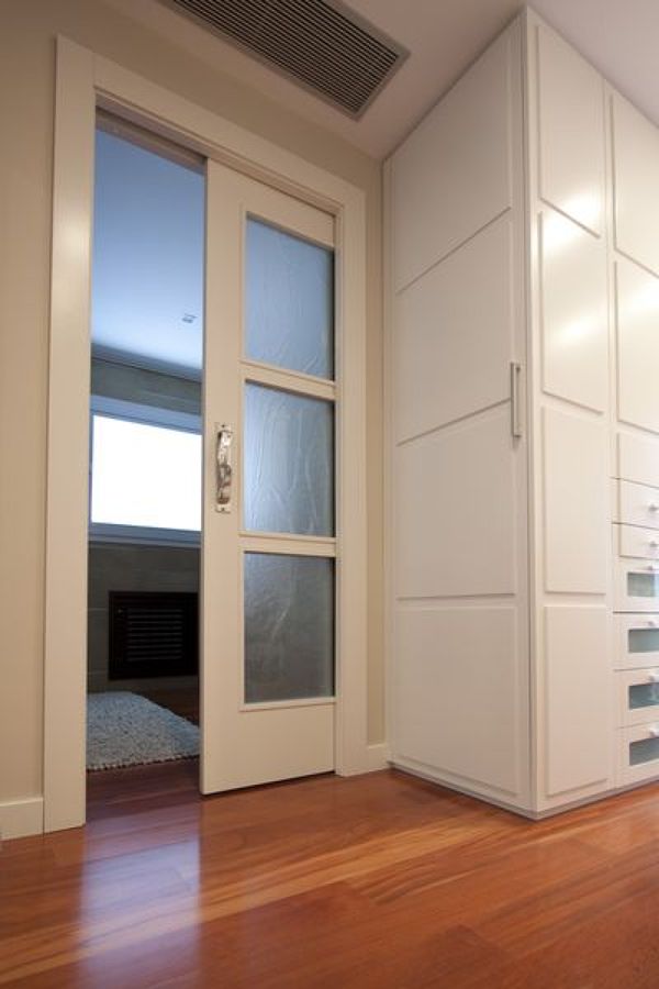 Puerta corredera en blanco