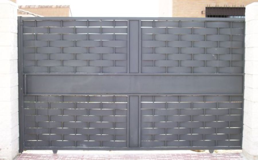 Puerta corredera en chapa entrelazada