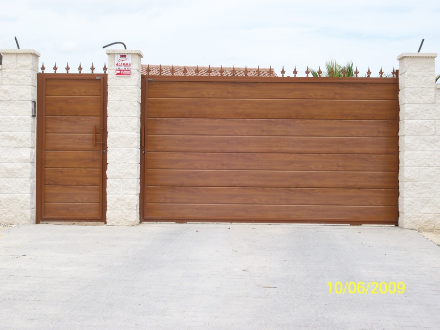 Puerta corredera en chapa sandwich