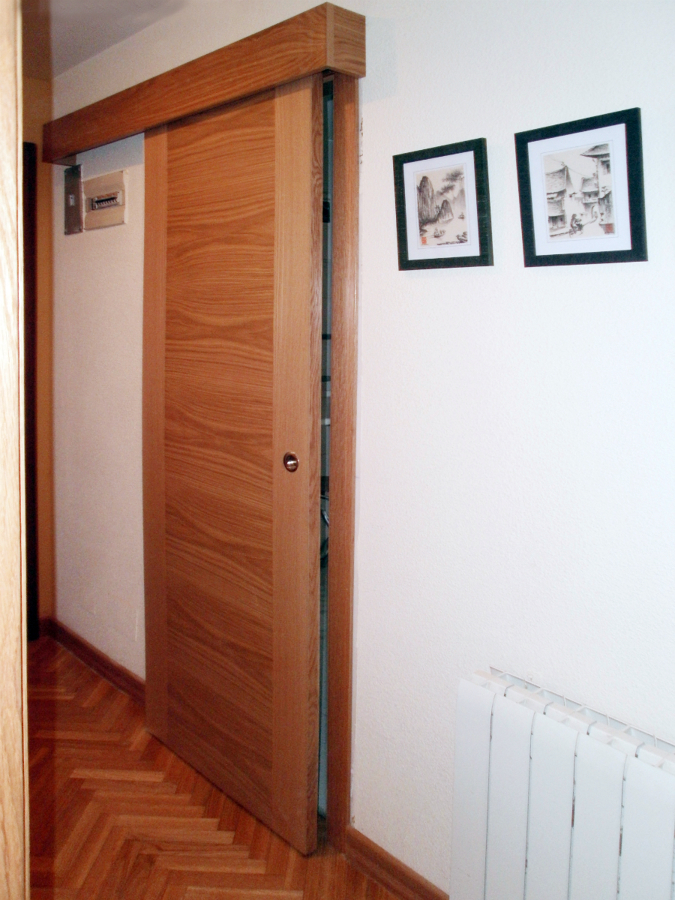 Puerta corredera en roble.