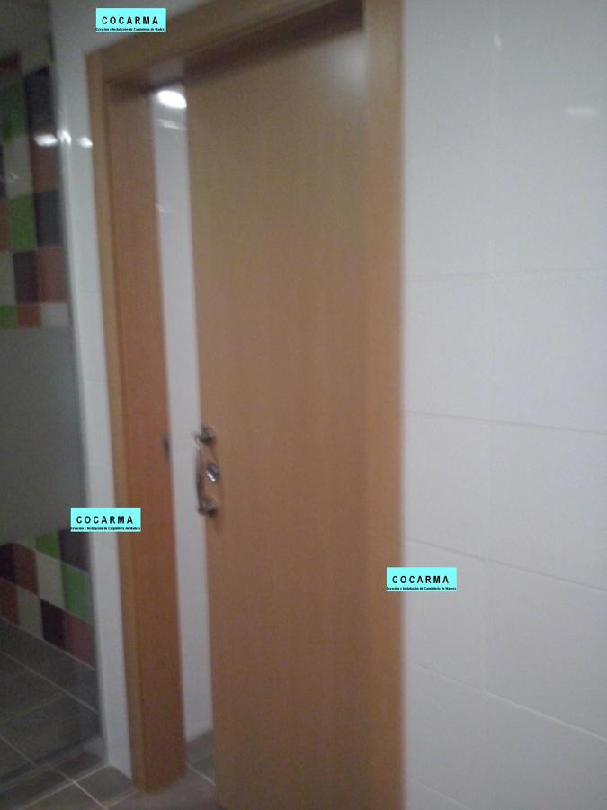 Puerta corredera junto a baños generales