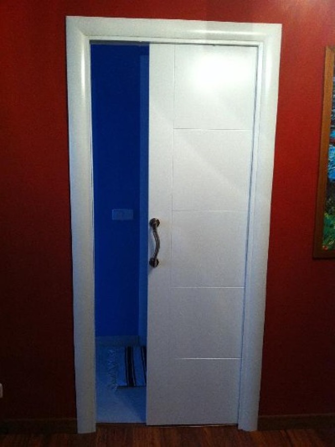 Puerta corredera lacada