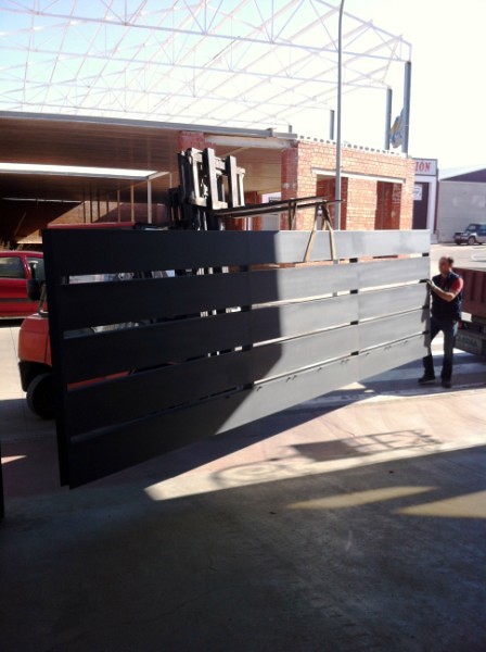 Puerta corredera mecanizada