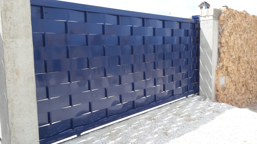 Puerta corredera motorizada. Termolacada "a fuego".