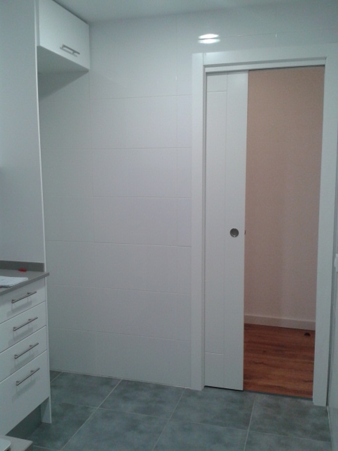 Puerta corredera oculta en tabique