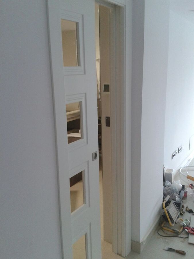 puerta corredera que da acceso a la cocina