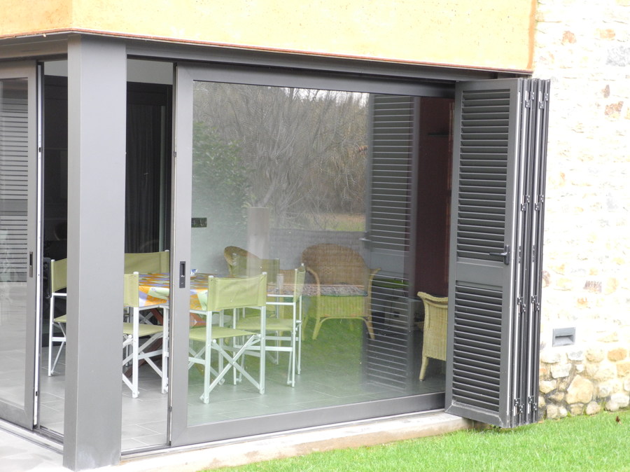 Puerta corredera que se esconde en el muro.