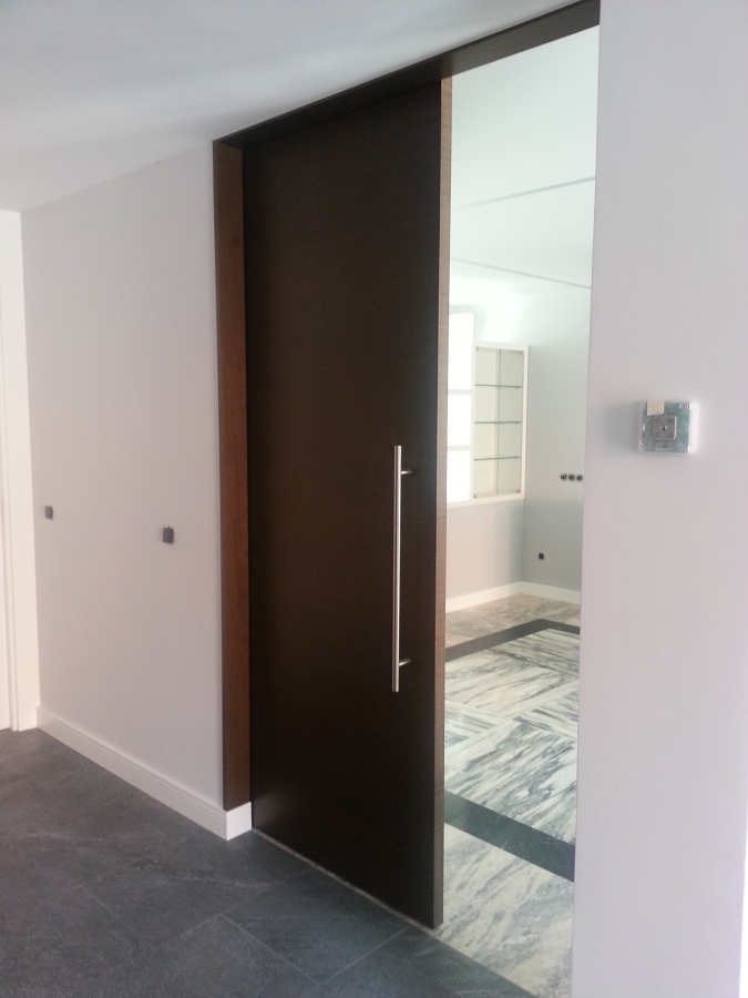 Puerta corredera teñida